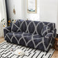 Housse extensible beige sur canapé droit dans un salon moderne