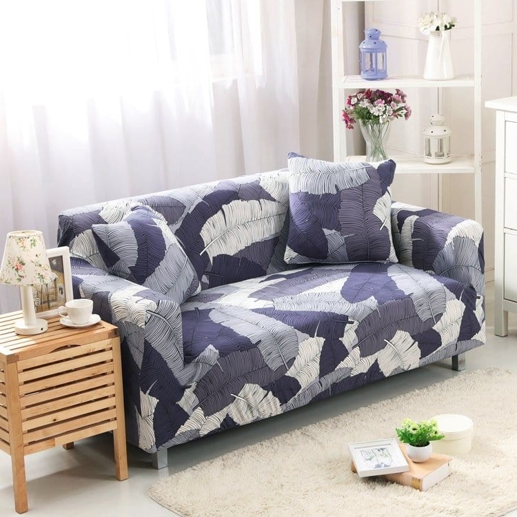 Housse extensible grise sur canapé droit dans un salon moderne