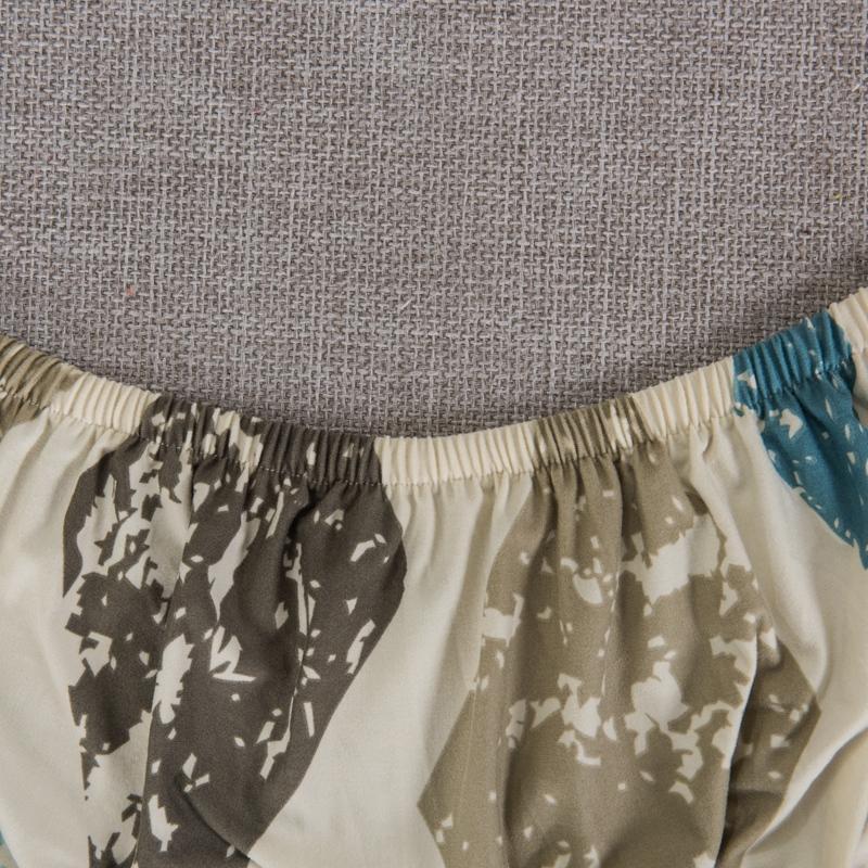 Détail du tissu extensible pastel sur accoudoir de canapé