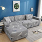 Housse extensible beige sur canapé droit dans un salon moderne