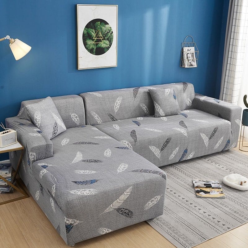 Housse extensible beige sur canapé droit dans un salon moderne