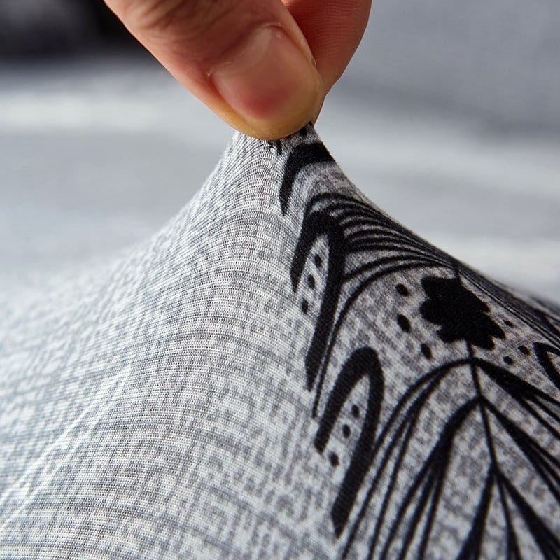 Housse extensible ajustée sur un canapé d'angle gris