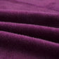 Détail de la texture veloutée d'une housse pourpre