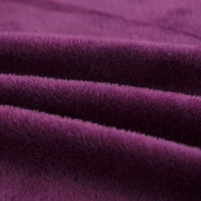 Détail de la texture veloutée d'une housse pourpre