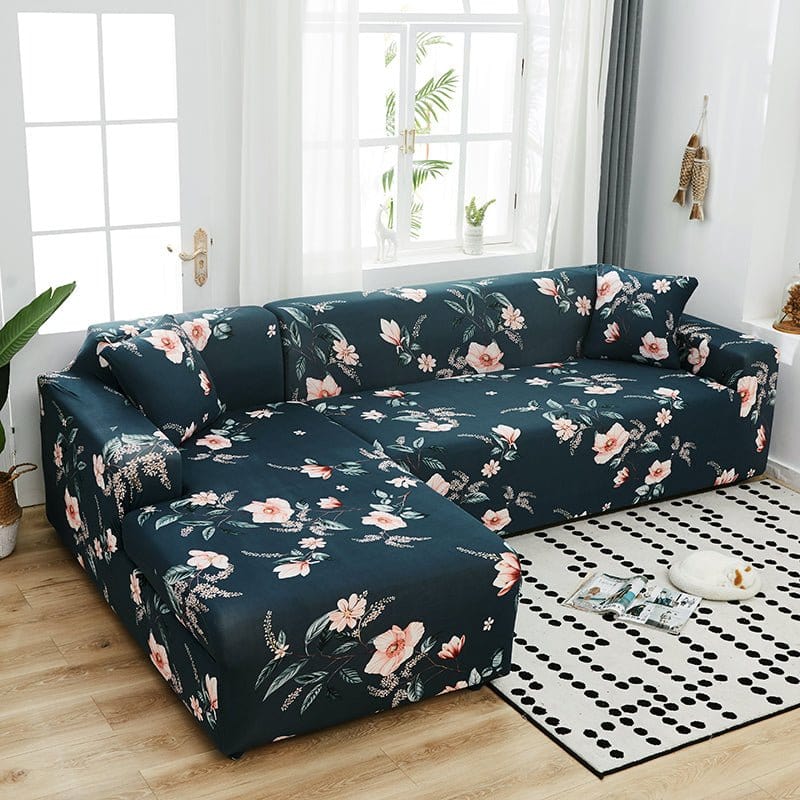 Housse extensible beige sur canapé droit dans un salon moderne