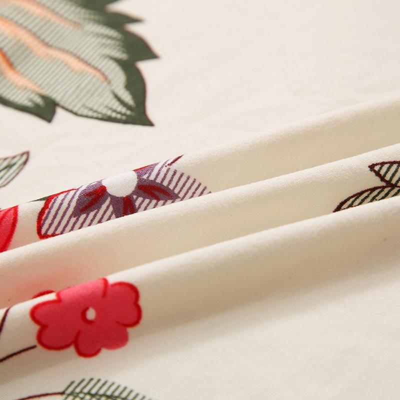 Détail du tissu extensible rouge avec motifs floraux