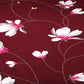 Détail du tissu extensible rouge à motifs floraux