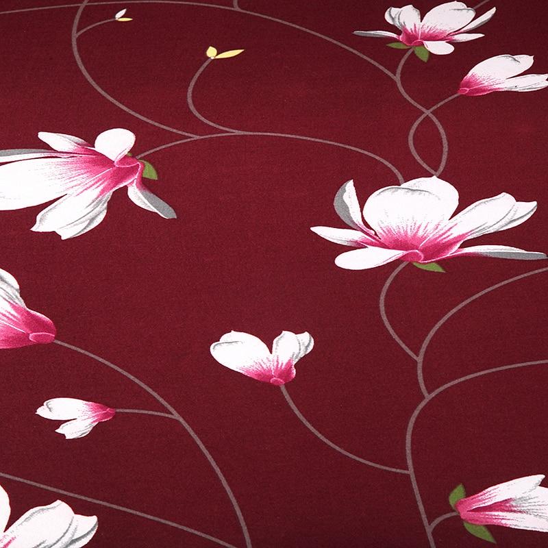 Détail du tissu extensible rouge à motifs floraux