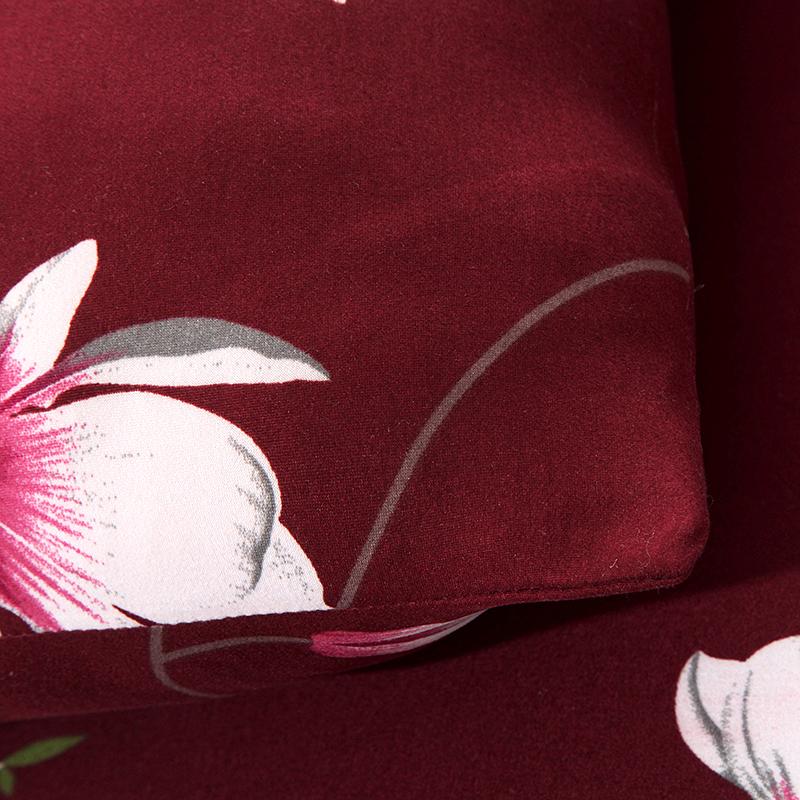Housse extensible rouge couvrant un canapé d'angle