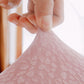 Housse de canapé rose clair sur un canapé droit