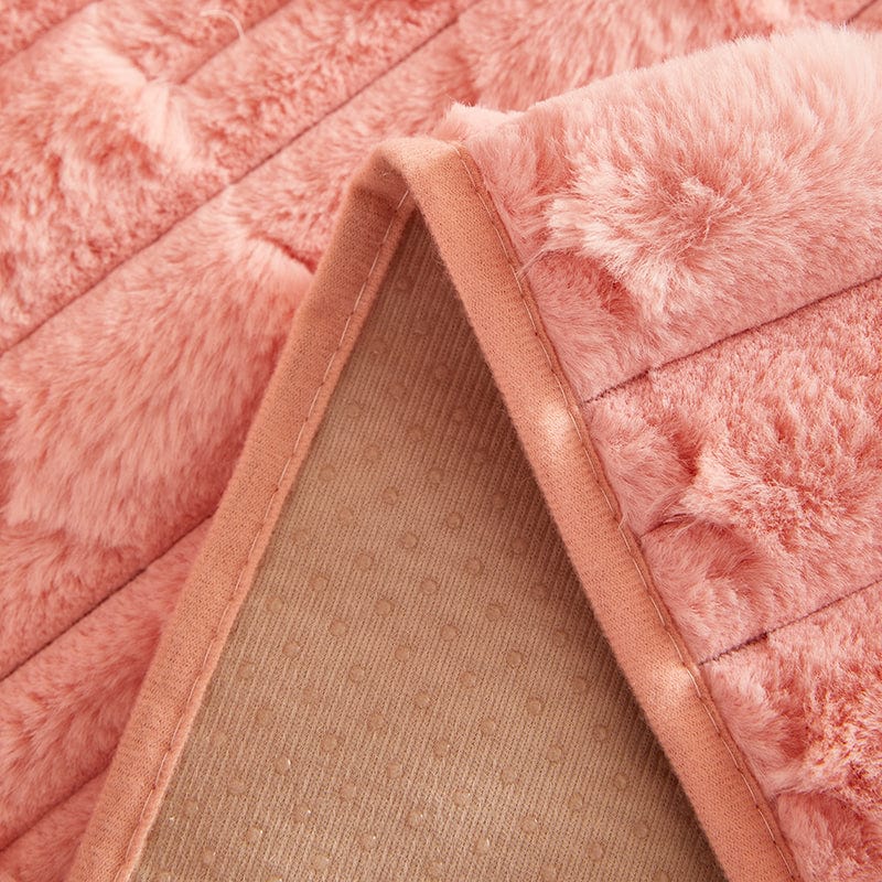 Housse en fausse fourrure rose, aspect chaleureux et cocooning