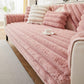 Zoom sur la fausse fourrure rose, aspect moelleux