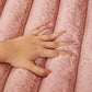 Housse rose sur canapé, ambiance chaleureuse