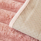 Vue latérale de la housse sur un canapé, couleur rose