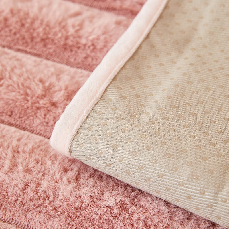 Vue latérale de la housse sur un canapé, couleur rose