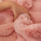 Housse de canapé rose en fausse fourrure moelleuse sur un canapé