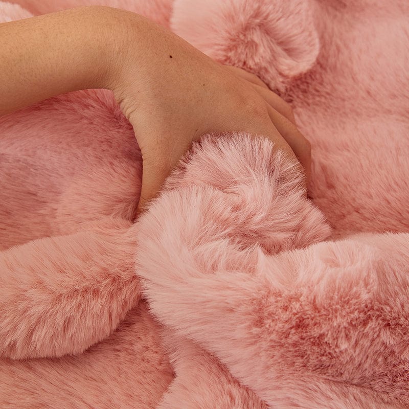 Housse de canapé rose en fausse fourrure moelleuse sur un canapé