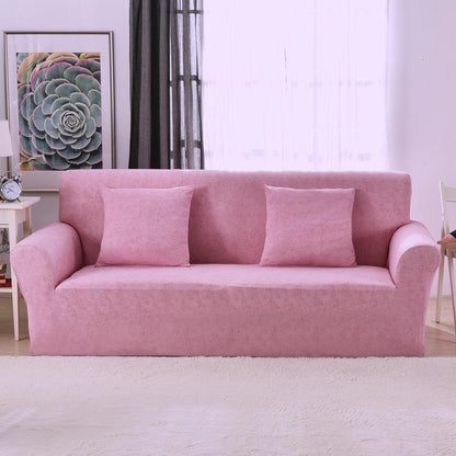 Housse rose ajustée sur un canapé d'angle moderne