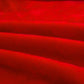 Housse en velours rouge sur canapé droit, texture douce