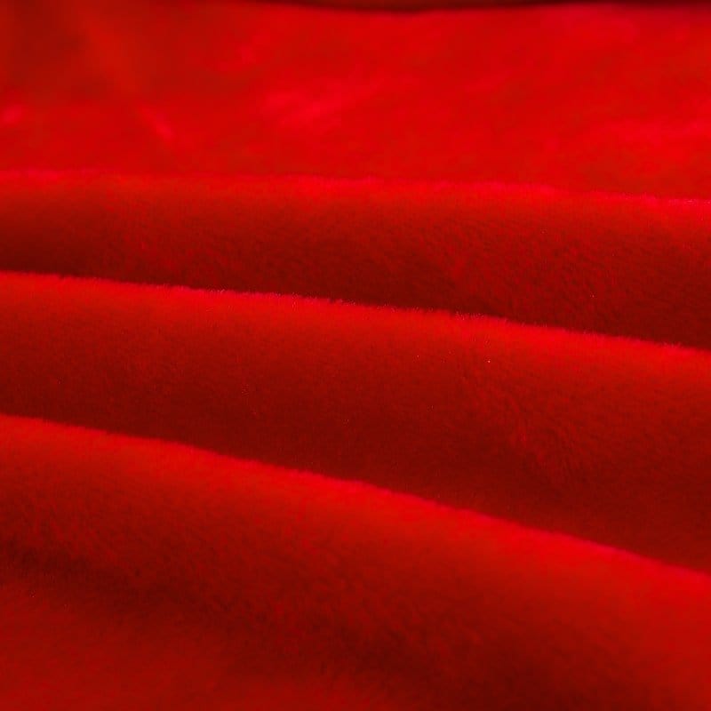 Housse en velours rouge sur canapé droit, texture douce