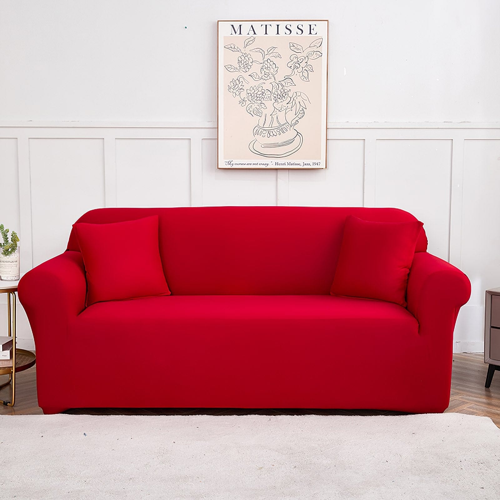 Housse rouge s'adaptant parfaitement à un canapé moderne