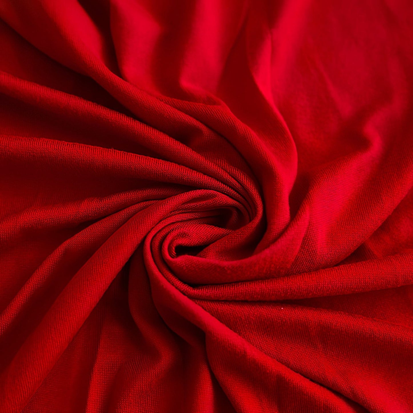 Housse rouge installée sur un canapé d'angle