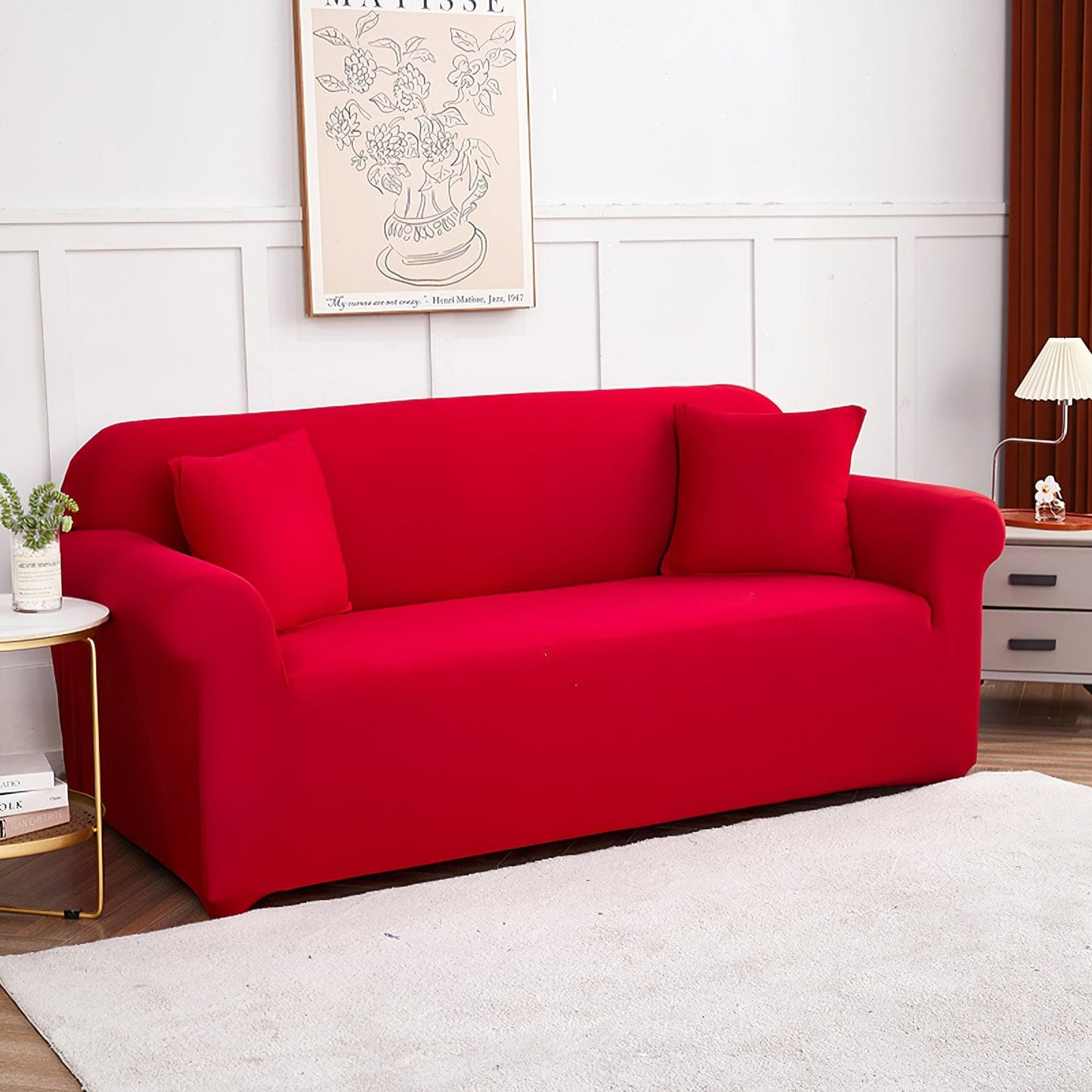 Vue latérale d'une housse rouge ajustée sur un canapé