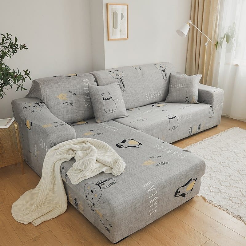 Housse extensible grise sur canapé droit moderne