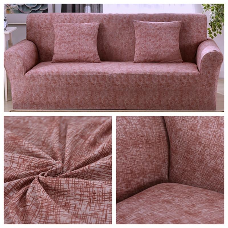 Housse extensible beige sur canapé droit dans un salon moderne