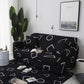 Housse extensible beige sur canapé droit dans un salon moderne