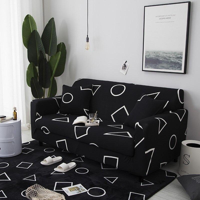 Housse extensible beige sur canapé droit dans un salon moderne