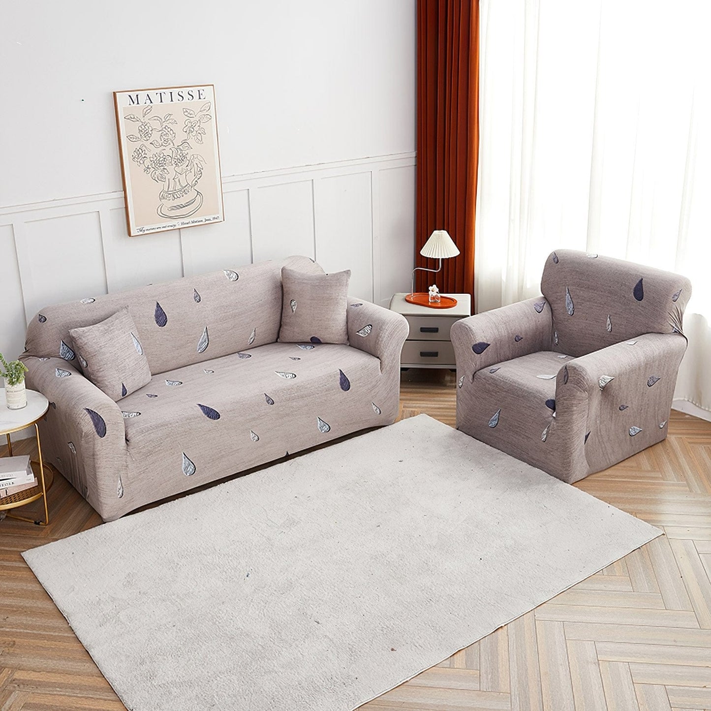 Housse extensible beige sur canapé droit, ajustement parfait