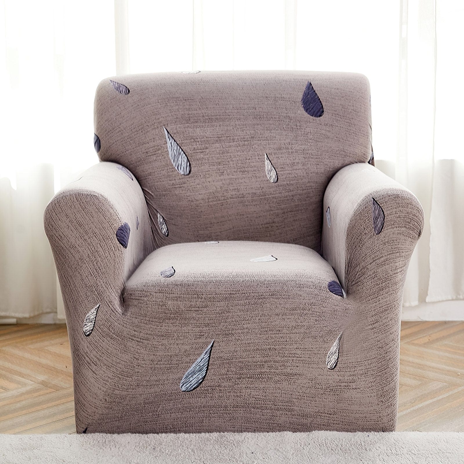 Vue latérale d'un canapé couvert, tissu extensible bien ajusté
