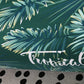 Détail du tissu extensible à motif tropical