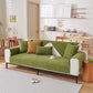 Housse de canapé verte en tissu chenillé sur un canapé moderne