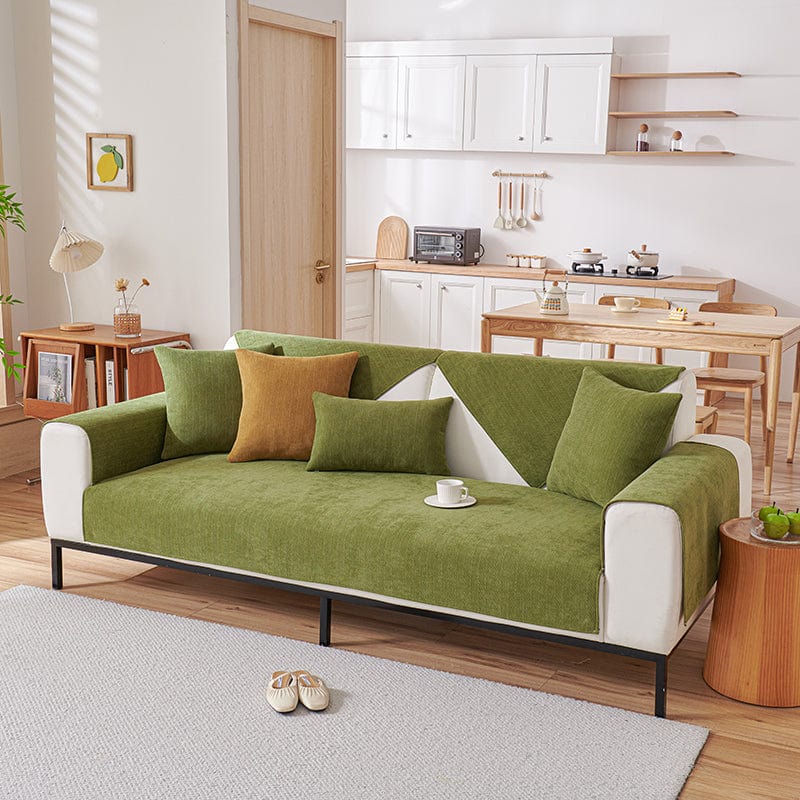 Housse de canapé verte en tissu chenillé sur un canapé moderne