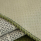 Détail du motif chevron élégant sur une housse de canapé verte