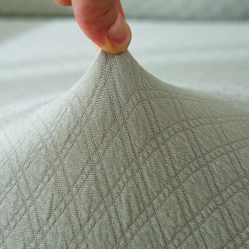 Housse installée sur un canapé d'angle, vue latérale