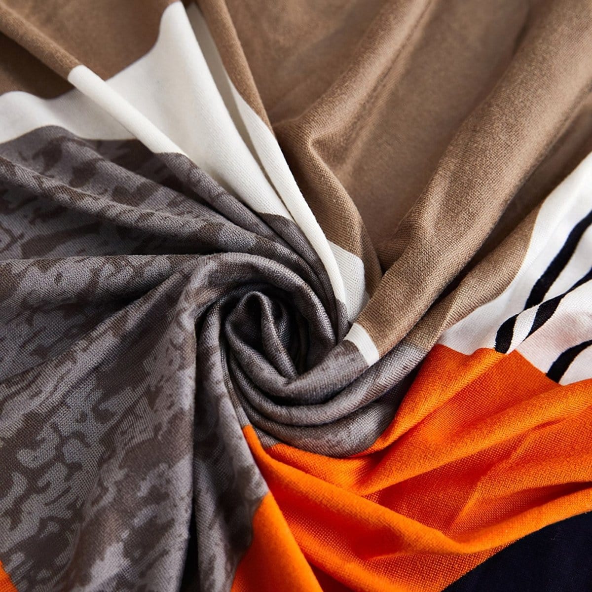 Housse beige couvrant un canapé avec accoudoirs