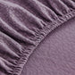 Installation facile de la housse violette sur un canapé d'angle