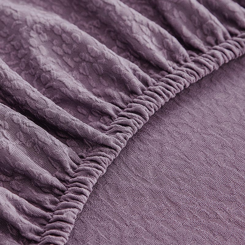 Installation facile de la housse violette sur un canapé d'angle