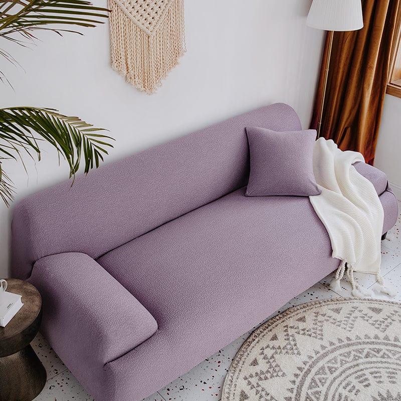 Housse de canapé violette, démonstration de résistance aux liquides