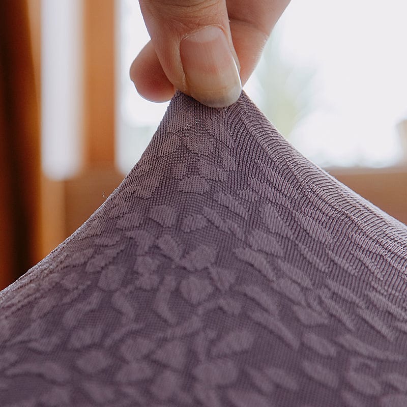 Housse de canapé violette en jacquard déperlant sur un canapé droit