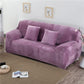 Housse en velours violet sur canapé droit, texture douce