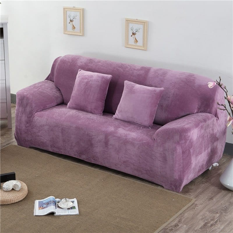 Housse en velours violet sur canapé droit, texture douce