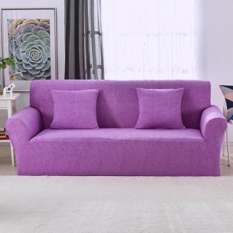 Housse violette ajustée sur canapé d'angle, vue latérale
