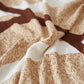 Détail du tissu beige extensible, texture visible