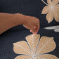 Housse de canapé en jacquard beige sur un canapé d'angle