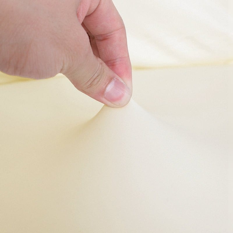 Détail de la couture renforcée sur la housse en similicuir
