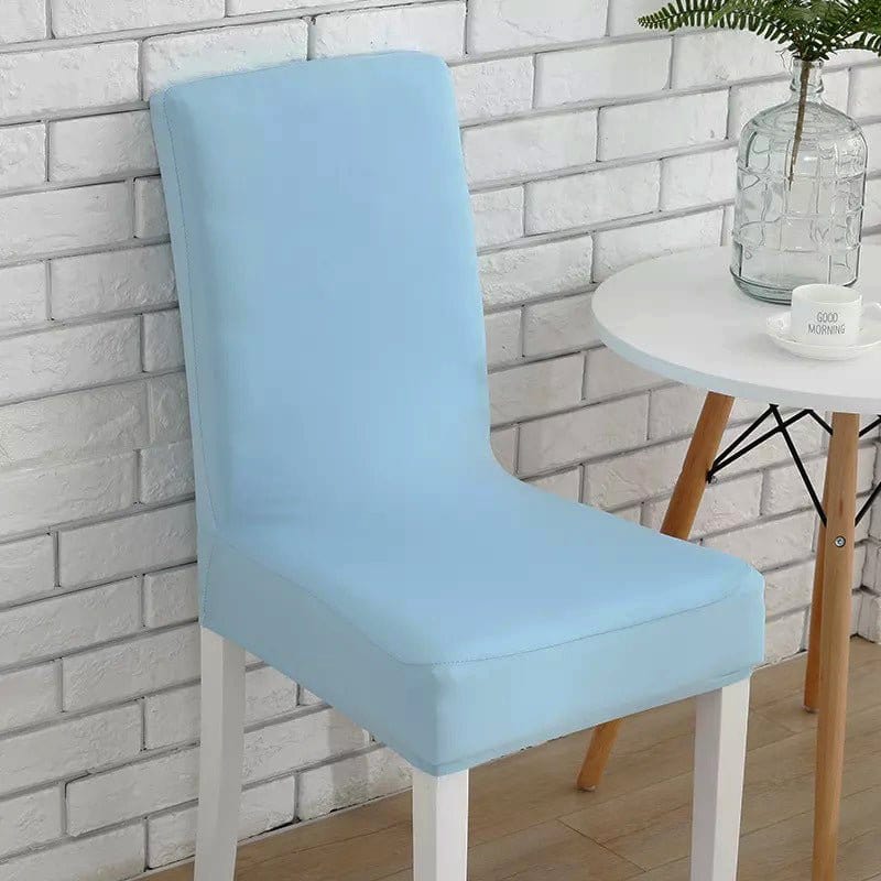 Housse de chaise bleu clair extensible sur une chaise standard